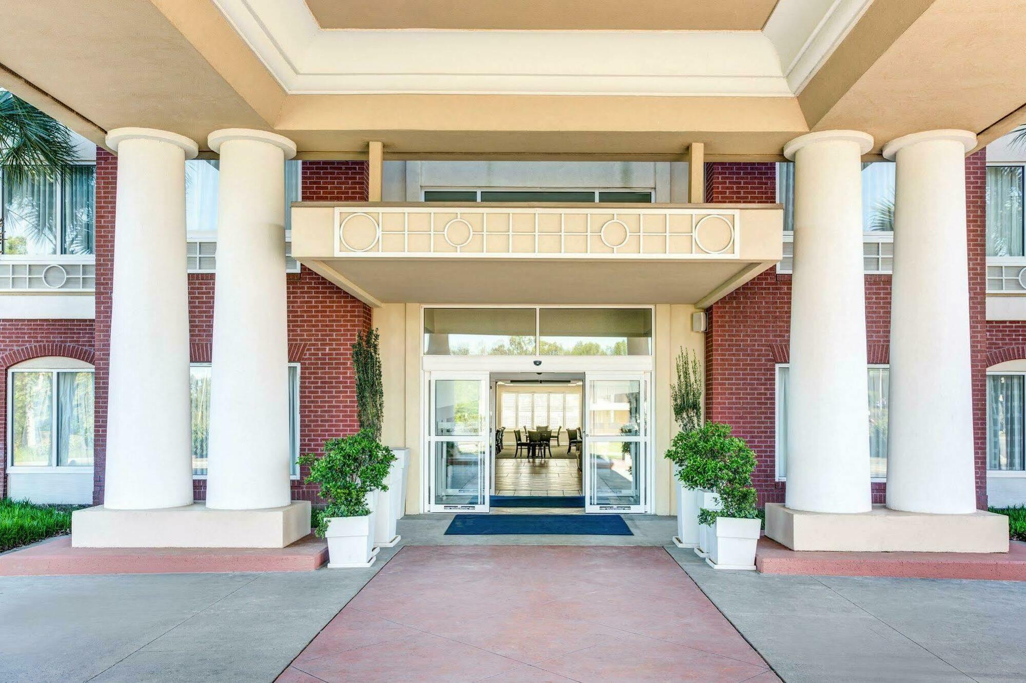 Holiday Inn Express Hotel & Suites Dublin By Ihg Esterno foto